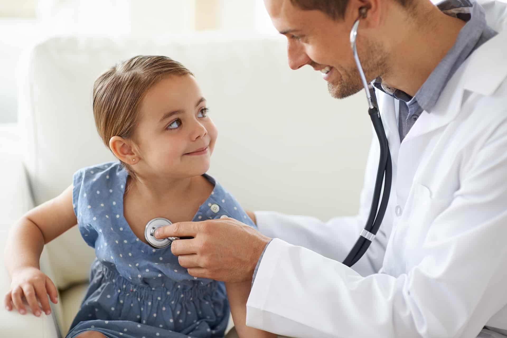 Effettuiamo settimanalmente visite pediatriche in sede, con attenzione specifica alle visite generali, controlli di salute e visite allergologiche pediatriche.